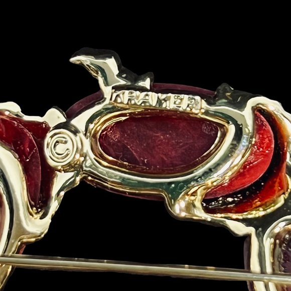 Vintage Kramer Gold Tone And Thermoset Lucite Wreath Brooch (5006) - Picture 5 of 5